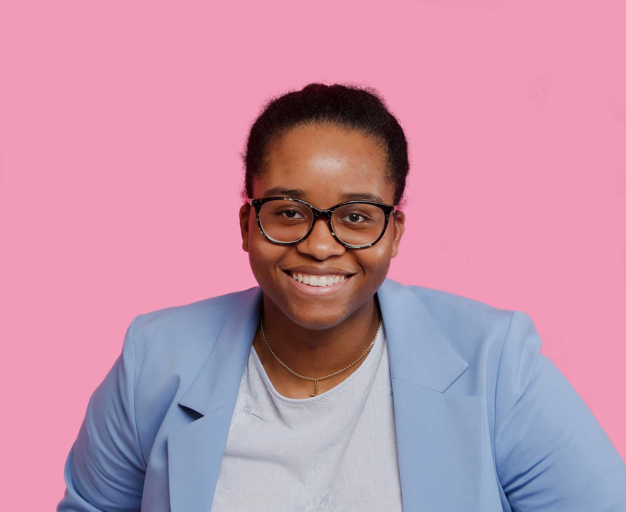 Photo de la graphiste freelance souriant.